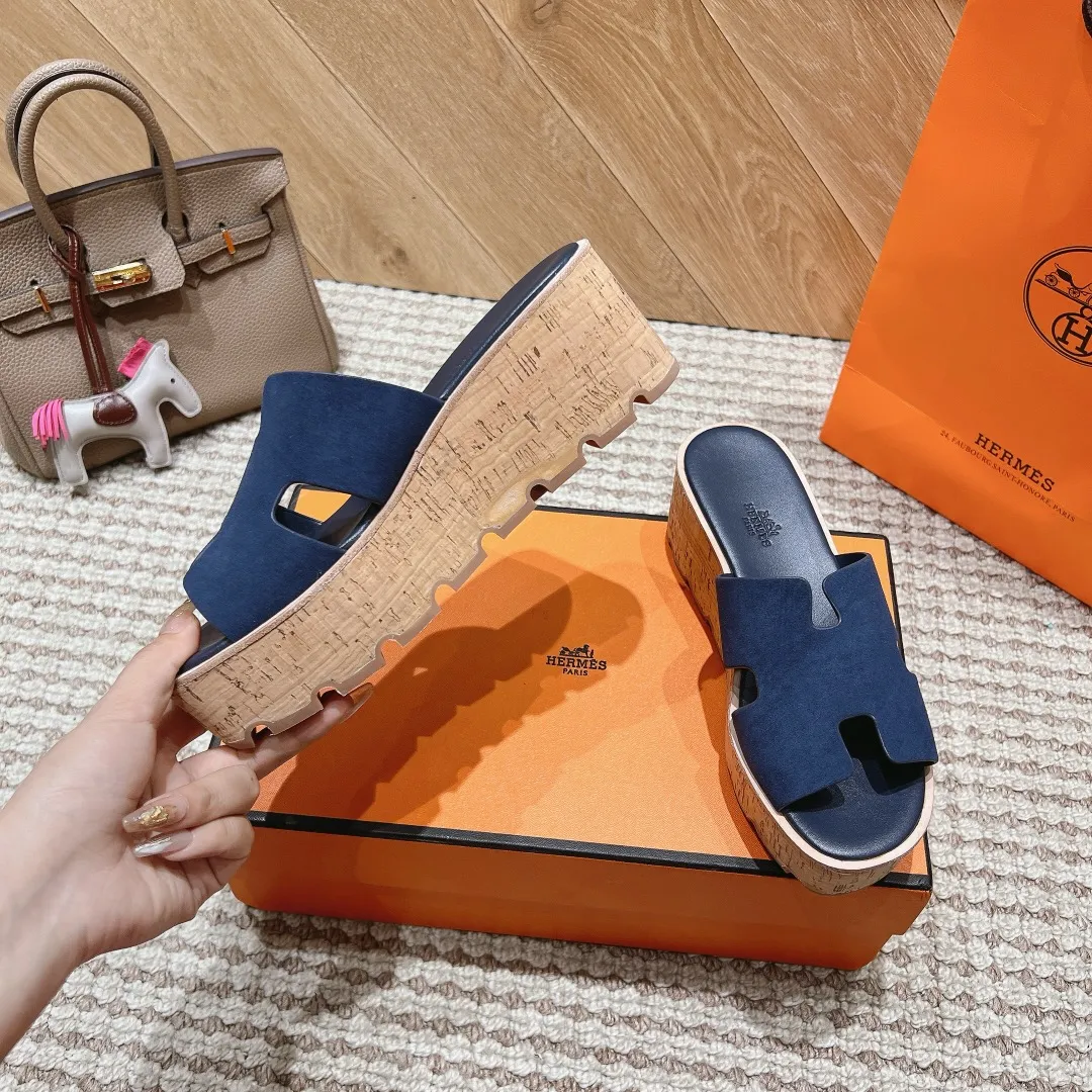 👟👟Ex-factory price 540👟👟 High version of the 2024 spring and summer new HERMES Hermès counter new style. The wedge-heeled Erjiu sandals and slippers, which have been extremely popular recently, are paired with various colorful socks. They are very trendy. Upper: cowhide. Outsole: technological imitation wood sole. Heel height: about 7cm. Size: Female 35-41 (40/41 non-refundable and non-exchangeable)